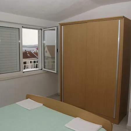 アパート Bisevo オレビック